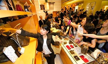 畸形奢侈品消費(fèi)觀折射社會問題