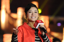 著名青年歌唱家、二炮文工團副團長陳思思傾情表演