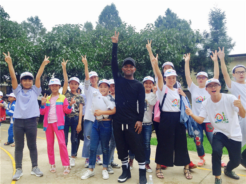 e創(chuàng)公益大使與志愿者、小朋友一起鄉(xiāng)村運(yùn)動(dòng)會(huì)