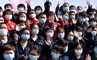 稟父老：樓蘭破，人平安，白衣戰(zhàn)士把家還！