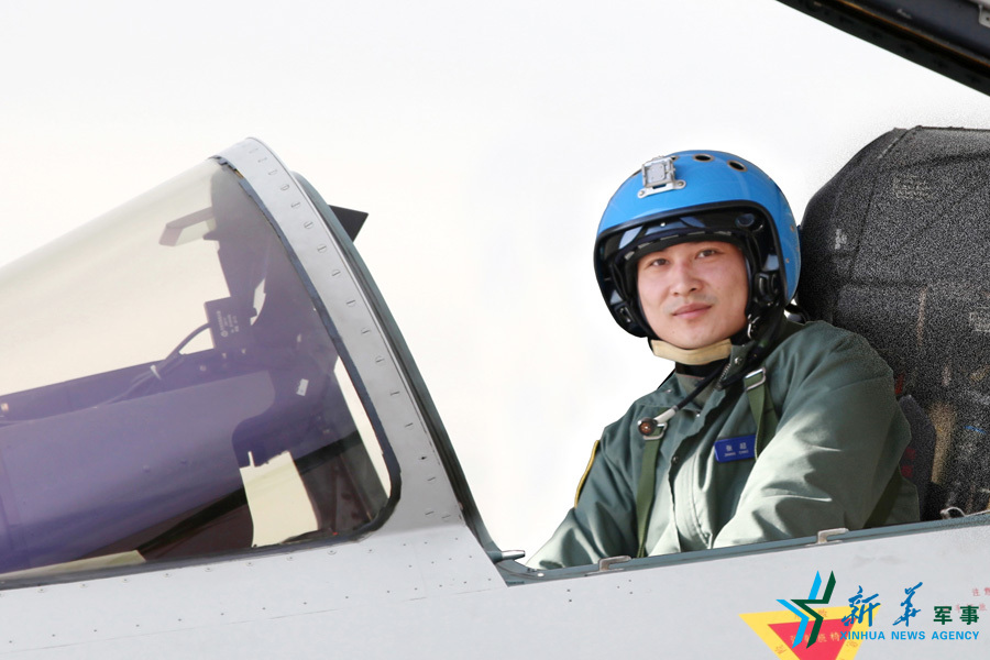 &uarr;戰(zhàn)機(jī)上準(zhǔn)備起飛的張超。