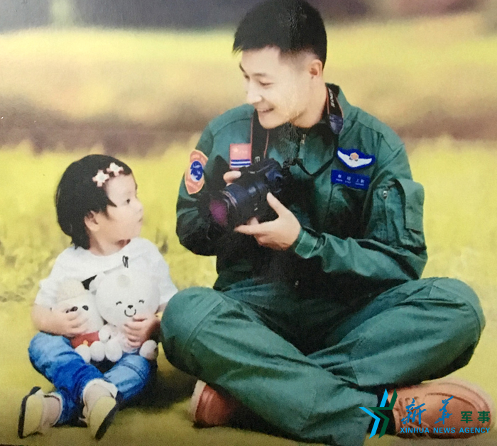 資料圖片：被選為艦載戰(zhàn)斗機飛行員的張超與女兒合影。
