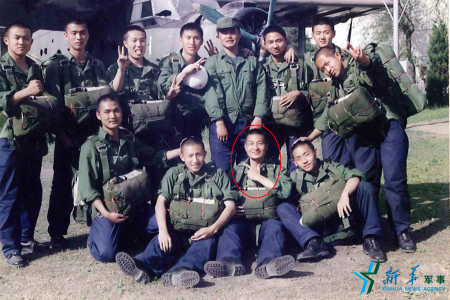 資料圖片：跳傘前合影留念。