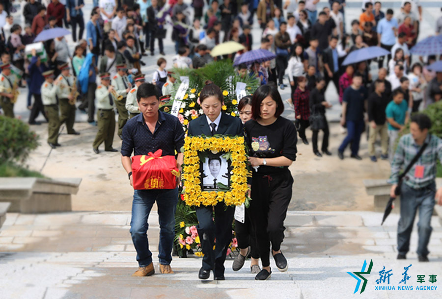 &uarr;張超烈士骨灰安葬儀式。