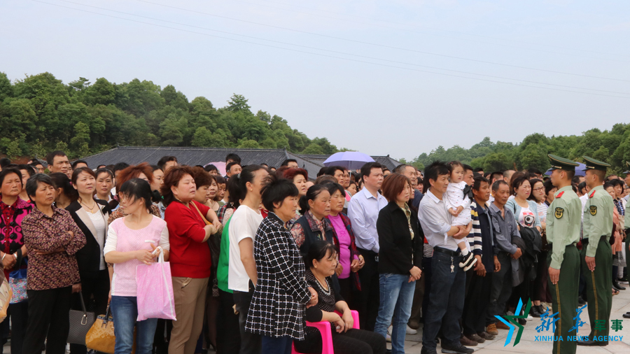 &uarr;張超烈士骨灰安葬儀式現(xiàn)場，岳陽的父老鄉(xiāng)親紛紛來給張超送別。