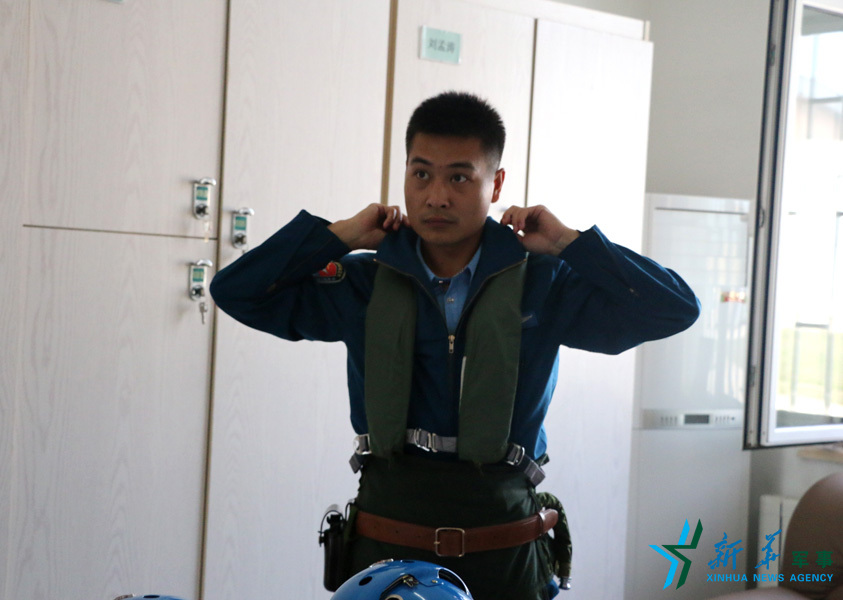 &uarr;資料圖片：張超嚴(yán)格按規(guī)定著裝參加飛行訓(xùn)練。