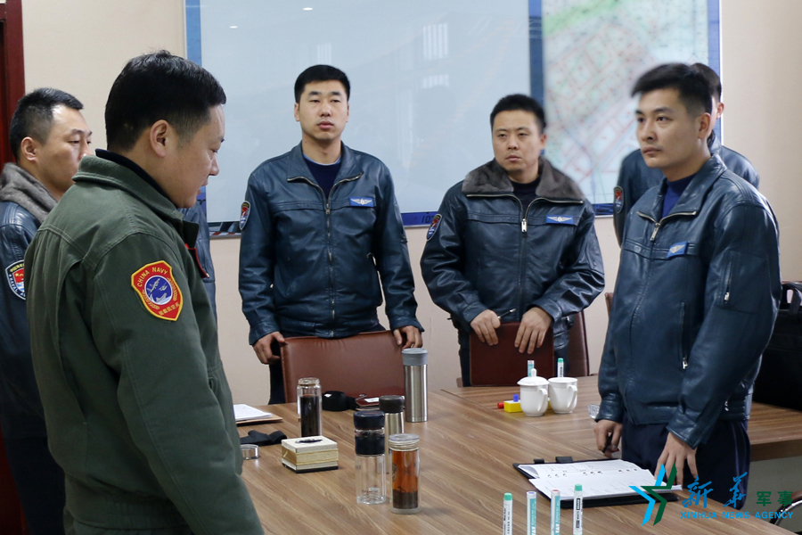 資料圖片：張超參加飛行后講評(píng)。