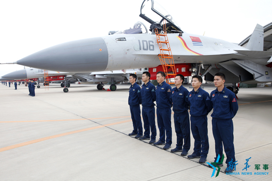 &uarr;機(jī)務(wù)官兵為戰(zhàn)鷹保駕護(hù)航。