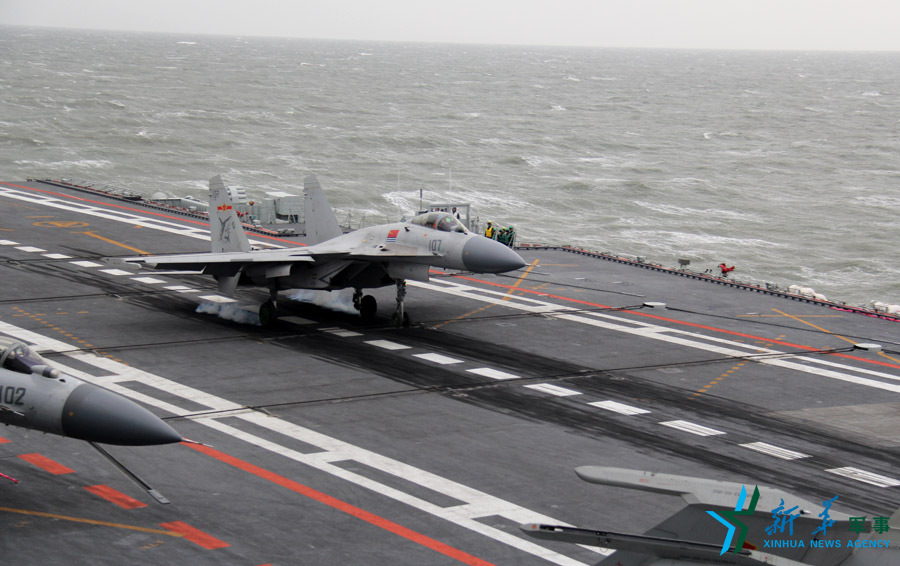 &uarr;資料圖片：艦載戰(zhàn)斗機下落著艦瞬間。