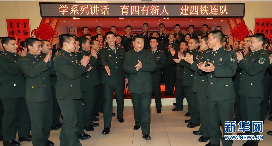 1月23日，習(xí)近平專程來(lái)到陸軍第65集團(tuán)軍，深入基層連隊(duì)，看望慰問(wèn)官兵，代表黨中央和中央軍委，向全軍指戰(zhàn)員、武警部隊(duì)官兵、民兵預(yù)備役人員致以誠(chéng)摯問(wèn)候和新春祝福。這是習(xí)近平在該集團(tuán)軍&ldquo;大功三連&rdquo;同官兵在一起。新華社記者李剛攝