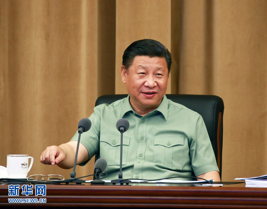 5月24日，中共中央總書記、國家主席、中央軍委主席習(xí)近平視察海軍機(jī)關(guān)，親切接見海軍第十二次黨代會(huì)全體代表和海軍機(jī)關(guān)正師職以上領(lǐng)導(dǎo)干部。這是習(xí)近平聽取海軍工作匯報(bào)后發(fā)表重要講話。 新華社記者 查春明 攝 