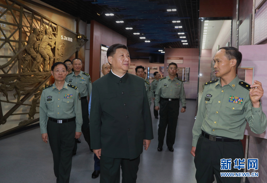 6月22日，正在山西省考察工作的中共中央總書(shū)記、國(guó)家主席、中央軍委主席習(xí)近平來(lái)到駐晉部隊(duì)某基地視察調(diào)研，代表黨中央和中央軍委，向基地組建50周年致以熱烈的祝賀，向老一輩創(chuàng)業(yè)者、廣大基地官兵致以崇高的敬意和誠(chéng)摯的問(wèn)候。這是習(xí)近平視察基地軍史館。新華社記者 李剛 攝