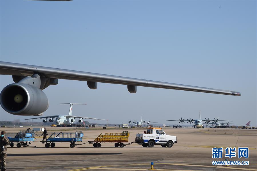 （聚焦疫情防控&middot;圖文互動）（4）空軍第四次向武漢大規(guī)?？者\醫(yī)療隊員和物資