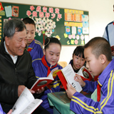 喬安山給小學(xué)生講雷鋒的故事。