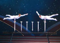 演員汪靜、高鴻陽(yáng)在晚會(huì)上表演雜技《頂&mdash;&mdash;太極》