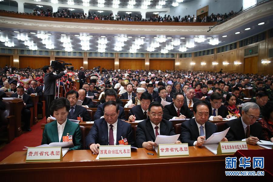 （兩會(huì)&middot;人大開(kāi)幕）（12）共聚一堂