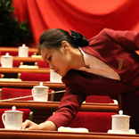 "一絲不茍"的兩會&mdash;&mdash;擺放茶杯用"準(zhǔn)繩"