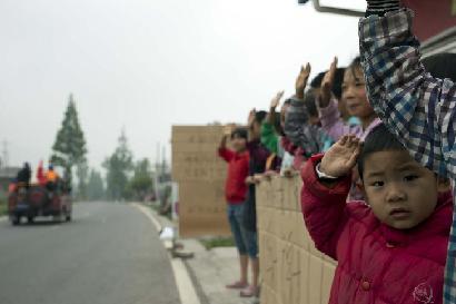 向救援人員敬禮！