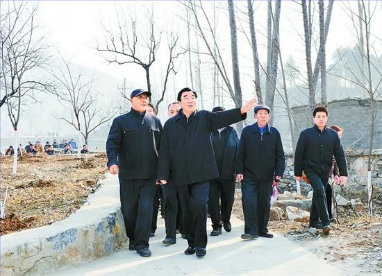 11月27日，省委書記、省人大常委會主任張慶黎到加強(qiáng)基層建設(shè)年活動(dòng)聯(lián)系點(diǎn)淶水縣悟空寺村看望慰問村民，向當(dāng)?shù)馗刹咳罕娦v黨的十八大精神。這是張慶黎在悟空寺村詳細(xì)了解村容村貌的建設(shè)情況。郭昭 攝