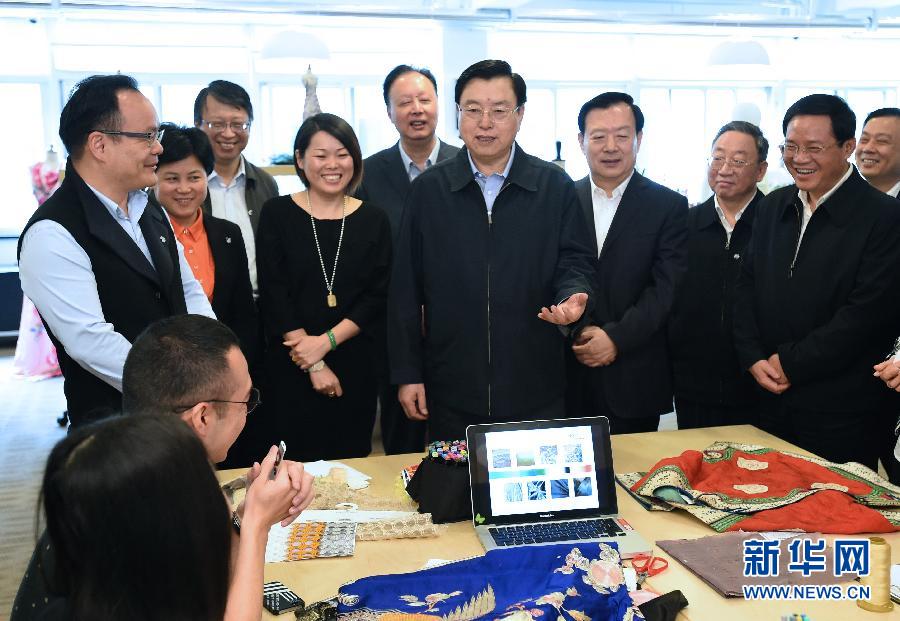 5月8日至11日，中共中央政治局常委、全國人大常委會委員長張德江在浙江調(diào)研。這是5月9日，張德江來到位于嘉興市的雅瑩服裝有限公司，了解公司的服裝設(shè)計、生產(chǎn)和銷售情況。新華社記者 馬占成 攝 