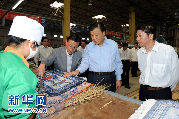 這是7月18日，劉云山在青海藏羊地毯集團(tuán)有限公司調(diào)研。新華社記者 饒愛(ài)民 攝