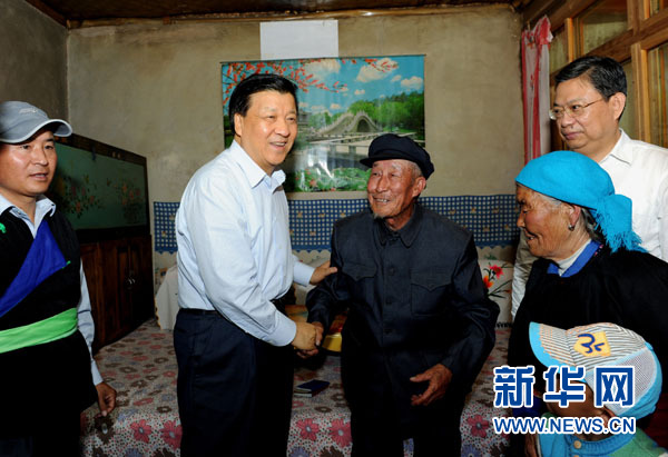 7月17日至19日，中共中央政治局常委、中央書(shū)記處書(shū)記劉云山在青海調(diào)研。這是7月17日，劉云山在海東市互助土族自治縣東山鄉(xiāng)白牙合村看望老黨員。新華社記者 饒愛(ài)民 攝