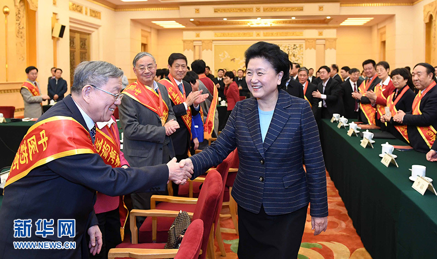 12月29日，中共中央政治局委員、國(guó)務(wù)院副總理劉延?xùn)|在北京與中醫(yī)藥高等學(xué)校教學(xué)名師座談。這是座談會(huì)前，劉延?xùn)|與獲得表彰的教師握手。新華社記者 張鐸 攝