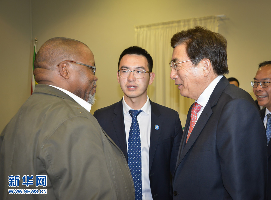 3月26日，中共中央政治局委員、北京市委書記郭金龍（前右）在南非約翰內(nèi)斯堡與執(zhí)政的南非非洲人國民大會總書記曼塔謝（前左）舉行工作會談。  新華社記者趙熙攝