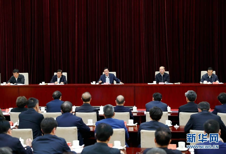 4月13日，中央宣傳部、中央政法委在北京召開貫徹落實(shí)《關(guān)于進(jìn)一步把社會(huì)主義核心價(jià)值觀融入法治建設(shè)的指導(dǎo)意見》電視電話會(huì)議。中共中央政治局委員、中央書記處書記、中宣部部長(zhǎng)劉奇葆出席會(huì)議并講話。新華社記者丁海濤攝