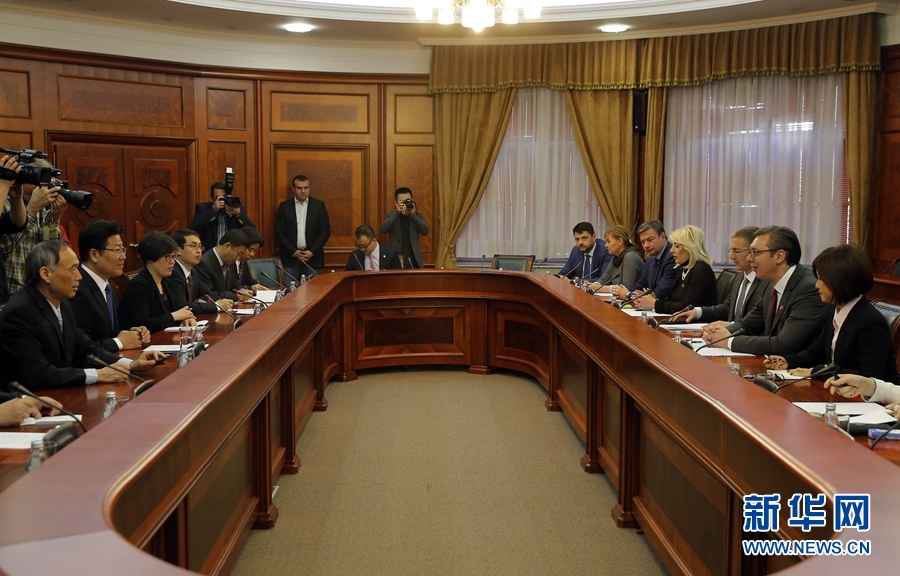 4月12日，塞爾維亞前進黨主席、政府總理武契奇（右二）在貝爾格萊德會見中共中央政治局委員、中央黨的建設(shè)工作領(lǐng)導小組副組長張春賢（左二）。新華社發(fā)（普雷德拉格&middot;米洛薩夫列維奇攝）