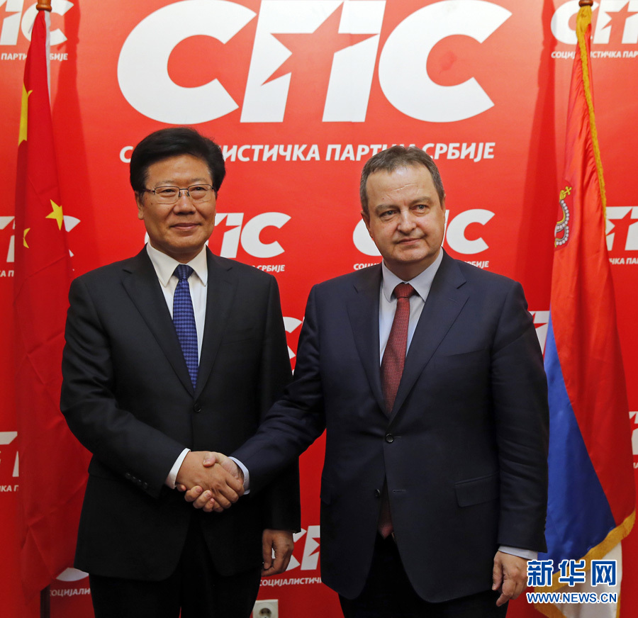 4月13日，中共中央政治局委員、中央黨的建設(shè)工作領(lǐng)導小組副組長張春賢（左）在塞爾維亞貝爾格萊德會見塞社會黨主席、政府第一副總理兼外長達契奇。新華社發(fā)（普雷德拉格&middot;米洛薩夫列維奇攝）