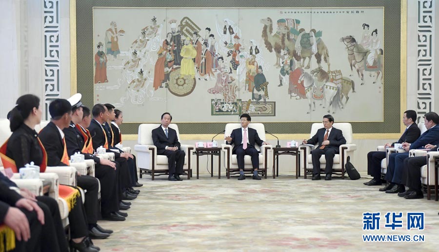 4月24日，第十三屆全國(guó)見(jiàn)義勇為英雄模范表彰大會(huì)在北京人民大會(huì)堂召開(kāi)。會(huì)前，中共中央政治局委員、中央政法委書(shū)記孟建柱與見(jiàn)義勇為英雄模范及家屬代表座談。國(guó)務(wù)委員、公安部部長(zhǎng)郭聲琨出席座談會(huì)并在表彰大會(huì)上講話。新華社記者 張鐸 攝