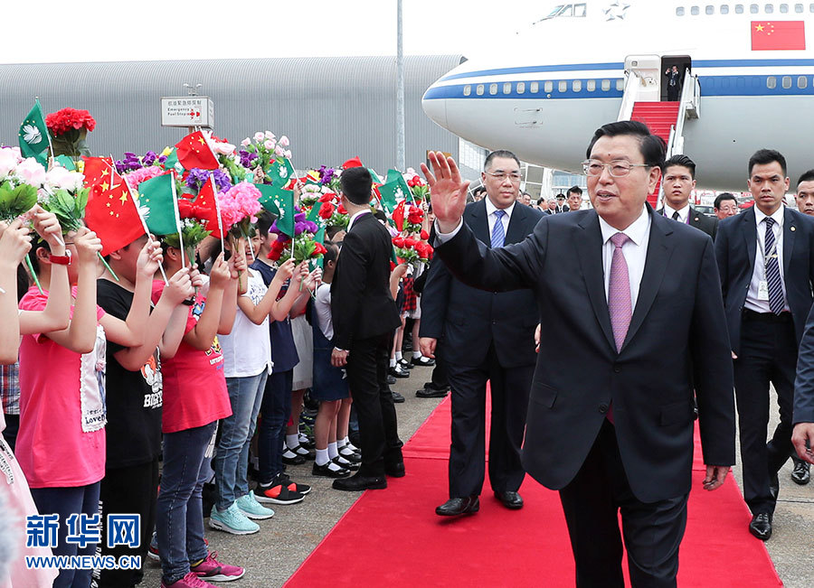 5月8日至10日，中共中央政治局常委、全國人大常委會委員長張德江視察澳門特別行政區(qū)。這是5月8日，張德江抵達澳門國際機場。 新華社記者龐興雷 攝 