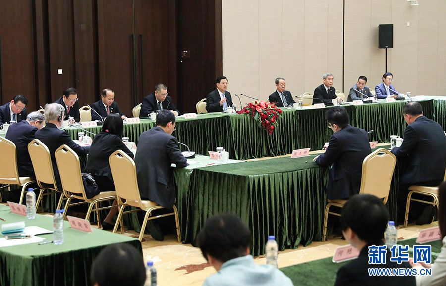 5月8日至10日，中共中央政治局常委、全國人大常委會委員長張德江視察澳門特別行政區(qū)。這是5月10日，張德江與教育工作者和學(xué)生代表座談。新華社記者 龐興雷 攝