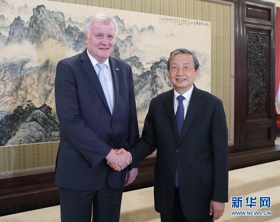 5月10日，國(guó)務(wù)院副總理馬凱在北京中南海紫光閣會(huì)見德國(guó)巴伐利亞州州長(zhǎng)、基社盟主席霍斯特&middot;澤霍費(fèi)爾一行。 新華社記者王曄攝