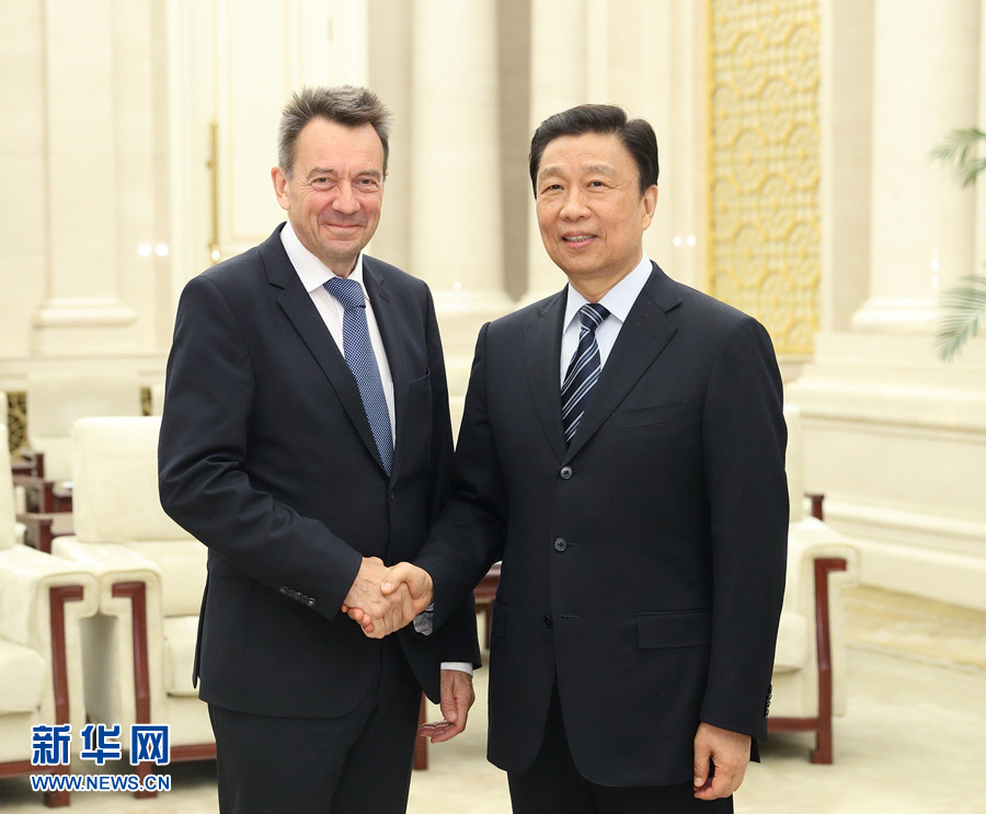 5月15日，國(guó)家副主席、中國(guó)紅十字會(huì)名譽(yù)會(huì)長(zhǎng)李源潮在北京會(huì)見來華出席&ldquo;一帶一路&rdquo;國(guó)際合作高峰論壇的紅十字國(guó)際委員會(huì)主席莫雷爾。新華社記者 王曄 攝