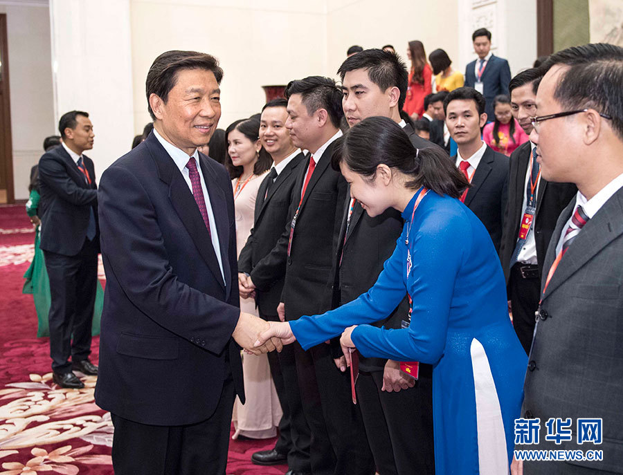 5月22日，中共中央政治局委員、國家副主席李源潮在北京會(huì)見越南胡志明共青團(tuán)中央書記處第一書記黎國鋒率領(lǐng)的越南青年代表團(tuán)。 新華社記者李濤 攝