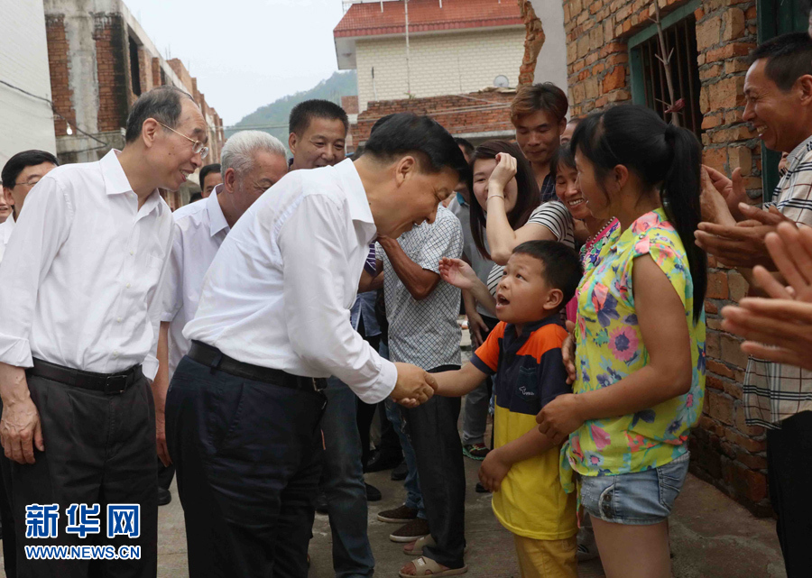 6月8日至10日，中共中央政治局常委、中央書(shū)記處書(shū)記劉云山在福建調(diào)研。這是6月9日，劉云山在福安市溪邳村走訪群眾家庭。新華社記者 劉衛(wèi)兵 攝