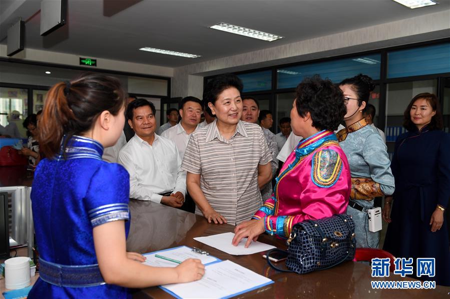 6月25日，全國民族團(tuán)結(jié)進(jìn)步創(chuàng)建經(jīng)驗(yàn)交流現(xiàn)場會在內(nèi)蒙古興安盟召開，中共中央政治局委員、國務(wù)院副總理劉延?xùn)|出席會議并講話。在內(nèi)蒙古期間，劉延?xùn)|考察內(nèi)蒙古人民代表會議舊址即&ldquo;五一會址&rdquo;，深入社區(qū)看望各族干部群眾。這是劉延?xùn)|在興安盟科右前旗興科社區(qū)與群眾交談。新華社記者 陳曄華 攝