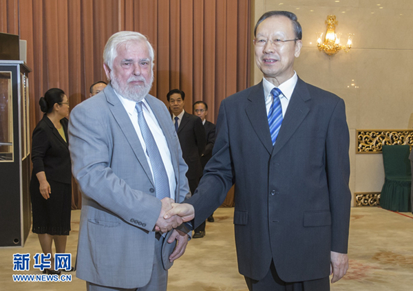 6月28日，中共中央書記處書記、全國政協(xié)副主席、中國經(jīng)濟社會理事會主席杜青林在北京會見歐盟經(jīng)濟社會委員會主席達(dá)西斯。 新華社記者 崔新鈺 攝