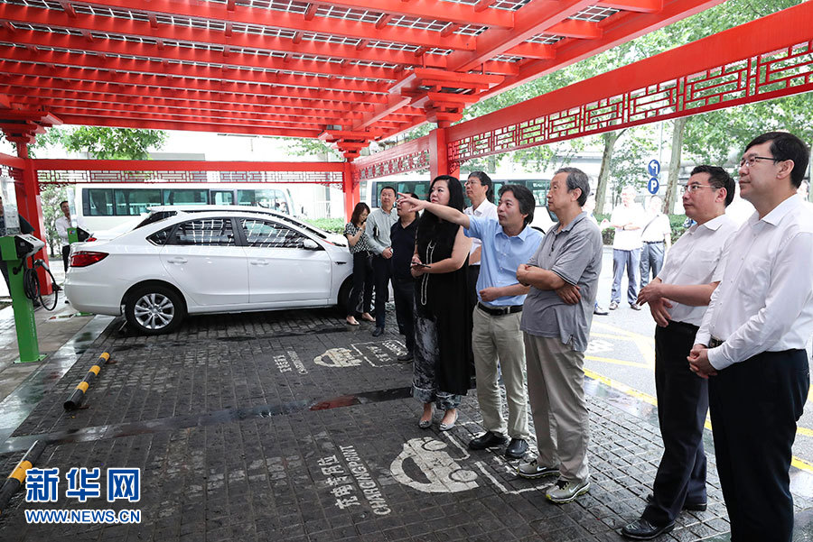 近日，中共中央政治局委員、國務(wù)院副總理馬凱在北京調(diào)研新能源汽車產(chǎn)業(yè)發(fā)展。這是7月4日，馬凱在北京深入新能源汽車充換電設(shè)施、充電服務(wù)平臺(tái)、分時(shí)租賃等單位調(diào)研。新華社記者 龐興雷 攝
