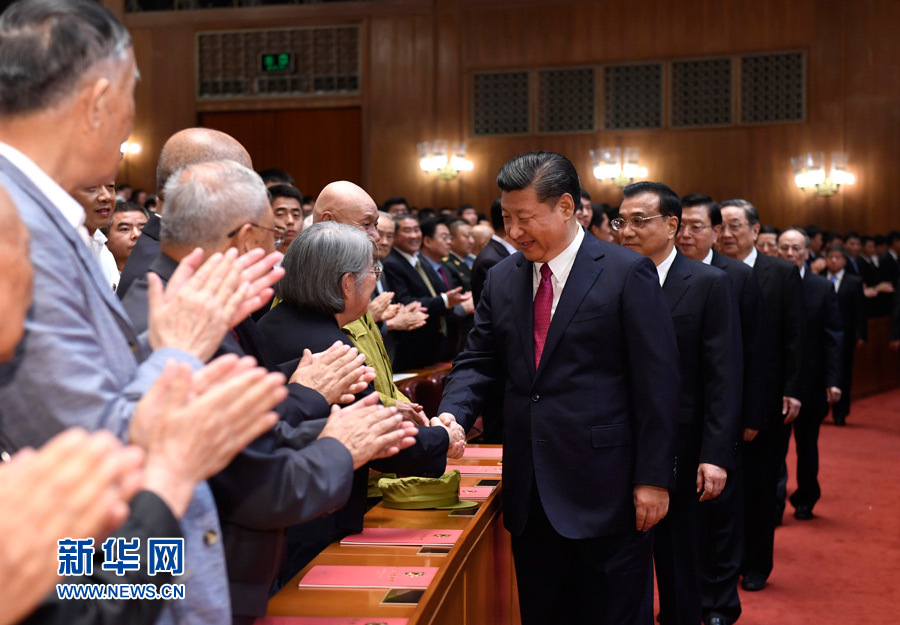 7月28日，慶祝中國人民解放軍建軍90周年文藝晚會(huì)《在黨的旗幟下》在北京人民大會(huì)堂舉行。中共中央總書記、國家主席、中央軍委主席習(xí)近平和李克強(qiáng)、張德江、俞正聲、劉云山、王岐山、張高麗等黨和國家領(lǐng)導(dǎo)人，與首都3000多名各界群眾一起觀看演出。演出開始前，習(xí)近平等與老戰(zhàn)士、老同志代表和&ldquo;八一勛章&rdquo;獲得者親切握手。新華社記者 李學(xué)仁 攝
