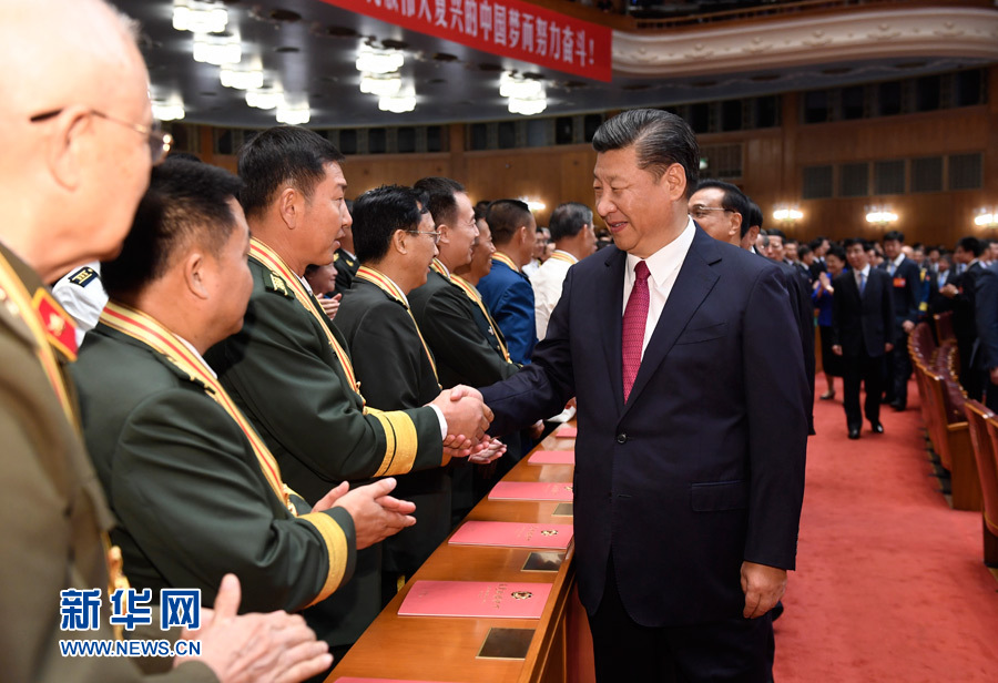 7月28日，慶祝中國人民解放軍建軍90周年文藝晚會(huì)《在黨的旗幟下》在北京人民大會(huì)堂舉行。中共中央總書記、國家主席、中央軍委主席習(xí)近平和李克強(qiáng)、張德江、俞正聲、劉云山、王岐山、張高麗等黨和國家領(lǐng)導(dǎo)人，與首都3000多名各界群眾一起觀看演出。演出開始前，習(xí)近平等與老戰(zhàn)士、老同志代表和&ldquo;八一勛章&rdquo;獲得者親切握手。新華社記者 李學(xué)仁 攝