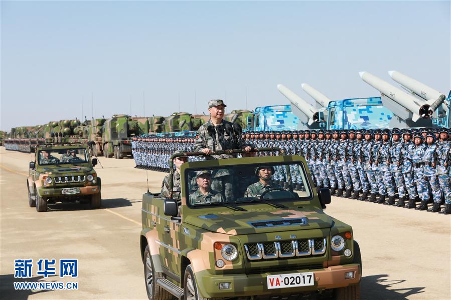 7月30日上午，慶祝中國人民解放軍建軍90周年閱兵在朱日和聯(lián)合訓(xùn)練基地隆重舉行。中共中央總書記、國家主席、中央軍委主席習(xí)近平檢閱部隊并發(fā)表重要講話。這是習(xí)近平乘車檢閱部隊。新華社記者 李剛 攝
