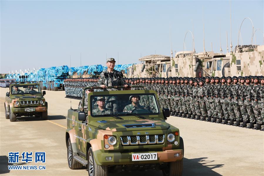 7月30日上午，慶祝中國人民解放軍建軍90周年閱兵在朱日和聯(lián)合訓(xùn)練基地隆重舉行。中共中央總書記、國家主席、中央軍委主席習(xí)近平檢閱部隊并發(fā)表重要講話。這是習(xí)近平乘車檢閱部隊。新華社記者 李剛 攝