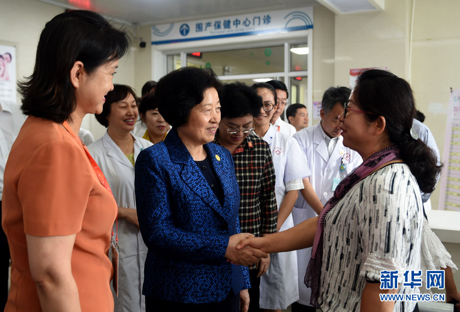 8月9日，中共中央政治局委員、中央統(tǒng)戰(zhàn)部部長、中央代表團(tuán)副團(tuán)長孫春蘭率中央代表團(tuán)三分團(tuán)，先后赴內(nèi)蒙古自治區(qū)烏海市、阿拉善盟看望各族干部群眾。這是孫春蘭在烏海市婦兒醫(yī)療預(yù)防保健中心同患者親切交談。新華社記者 任軍川 攝