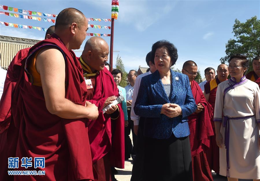 8月10日，中共中央政治局委員、中央統(tǒng)戰(zhàn)部部長、中央代表團副團長孫春蘭率中央代表團三分團繼續(xù)在內蒙古自治區(qū)阿拉善盟看望慰問，把以習近平同志為核心的黨中央的親切關懷和全國各族人民的美好祝福帶給阿拉善各族各界干部群眾。這是孫春蘭在佛教寺廟延福寺考察。新華社記者 任軍川 攝