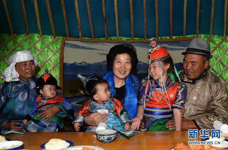 8月11日，帶著以習(xí)近平同志為核心的黨中央的親切關(guān)懷和全國各族人民的美好祝福，中共中央政治局委員、中央統(tǒng)戰(zhàn)部部長、中央代表團(tuán)副團(tuán)長孫春蘭率中央代表團(tuán)三分團(tuán)在錫林郭勒盟看望各族干部群眾，共同慶祝內(nèi)蒙古自治區(qū)成立70周年。這是孫春蘭在錫林浩特市寶力根蘇木牧民巴&middot;巴特爾（右一）家中看望。新華社記者 任軍川 攝