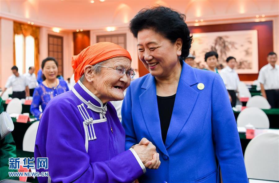 8月11日，中共中央政治局委員、國務(wù)院副總理、中央代表團副團長劉延?xùn)|率中央代表團二分團，看望慰問烏蘭察布各族干部群眾，轉(zhuǎn)達(dá)以習(xí)近平同志為核心的黨中央的親切關(guān)懷和全國人民的美好祝愿。這是劉延?xùn)|在出席烏蘭察布市慶祝內(nèi)蒙古自治區(qū)成立70周年座談會后，與&ldquo;草原母親&rdquo;都貴瑪親切交談。新華社記者 連振 攝