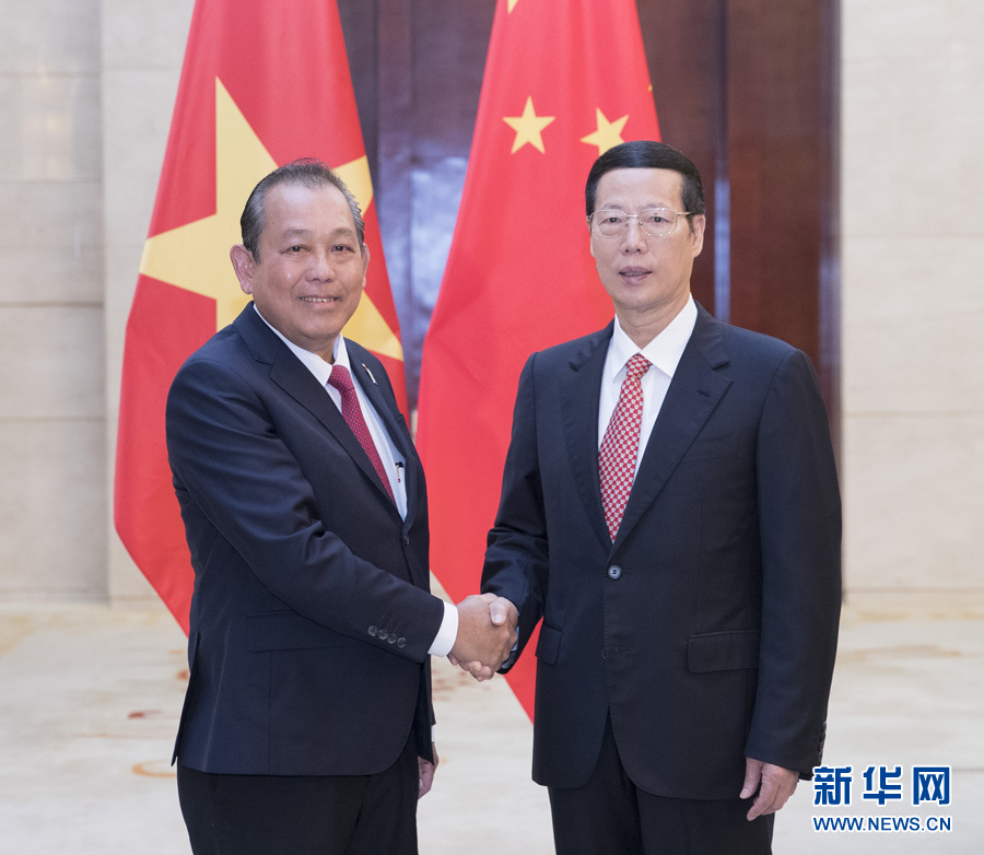  9月11日，中共中央政治局常委、國務(wù)院副總理張高麗在廣西南寧會見前來出席第十四屆中國－東盟博覽會和中國－東盟商務(wù)與投資峰會的越南常務(wù)副總理張和平。新華社記者王曄攝